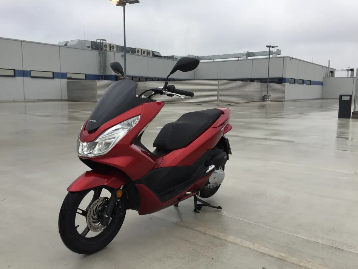 도로에 세워진 혼다 PCX125 스쿠터 대표 사진